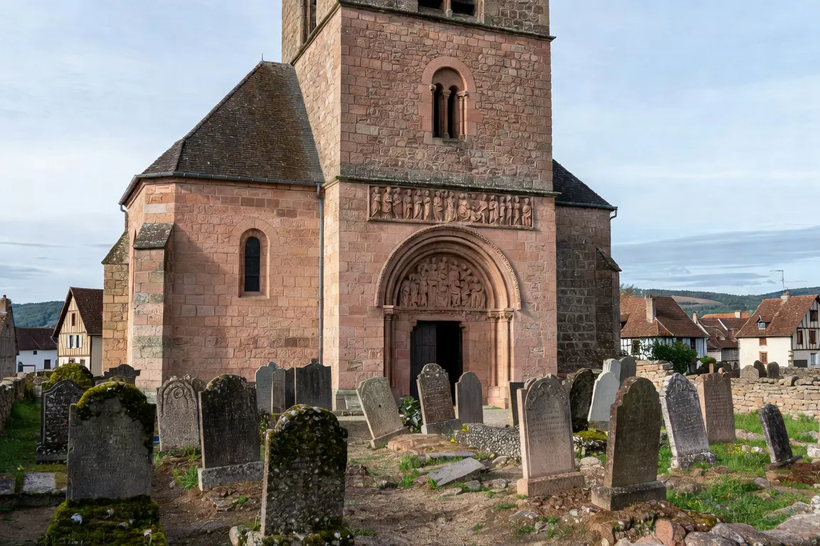 Église romane en grès rose dans un village du Territoire de Belfort